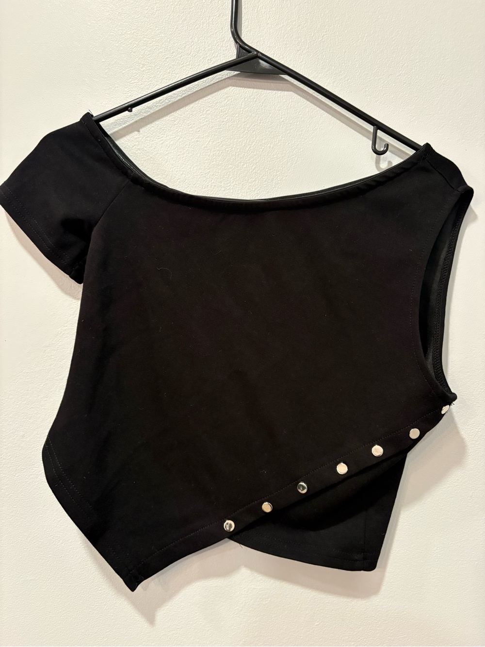 Edikted Women’s Black One-Shoulder Snap-Accent Top Size L